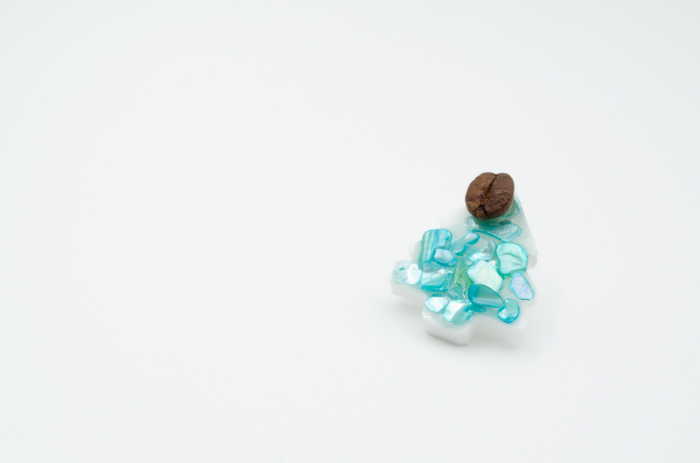 Brosa pin Brad de Craciun cu cu bob de cafea si scoica albastra [5]