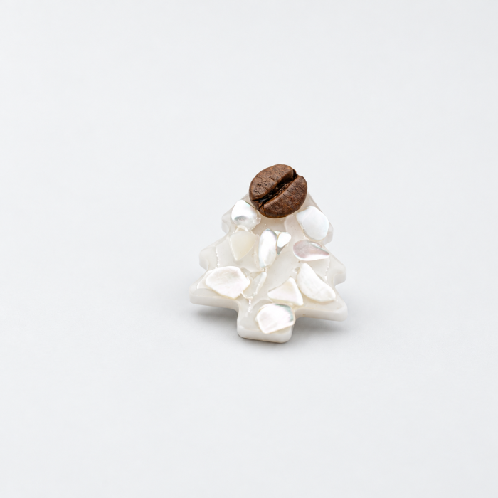 Brosa pin Brad de Craciun cu cu bob de cafea si scoica alba [9]