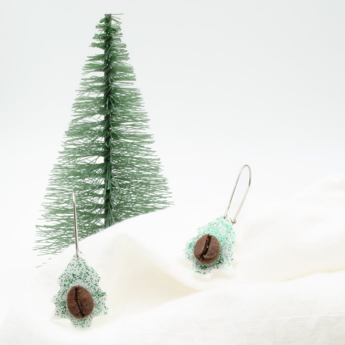 Cercei in forma de brad decorat cu bob de cafea si glitter verde [3]