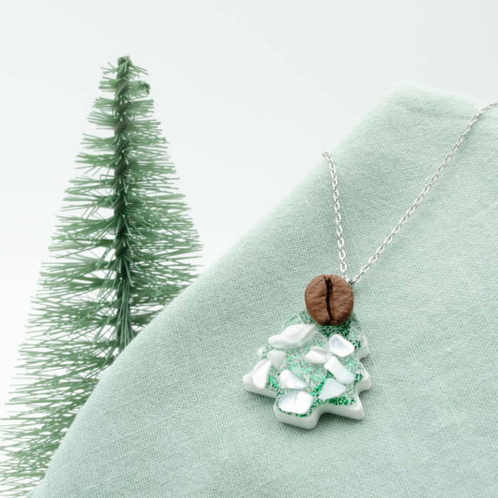 Colier Brad de Craciun verde cu cu bob de cafea si scoica alba [5]