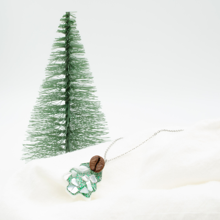 Colier Brad de Craciun verde cu cu bob de cafea si scoica alba [4]