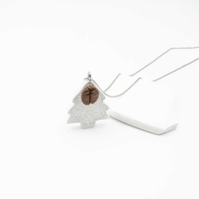 Colier Brad de Craciun decorat cu bob de cafea si glitter argintiu [3]