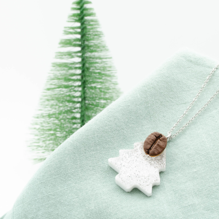 Colier Brad de Craciun decorat cu bob de cafea si glitter argintiu [2]