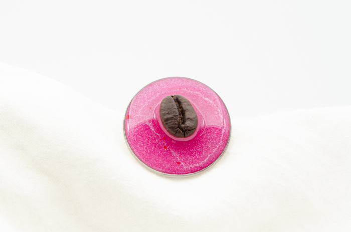 Broșă pin cu bob de cafea pe fundal roz "Candy" [5]