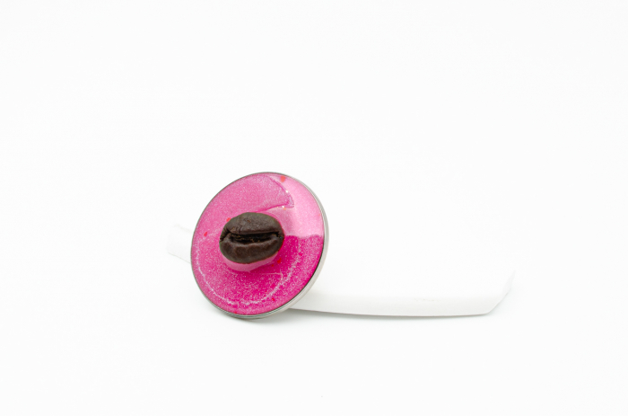 Broșă pin cu bob de cafea pe fundal roz "Candy" [7]