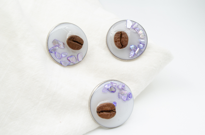 Broșă pin cu bob de cafea decorat cu bucati de scoica "Lavander" [3]