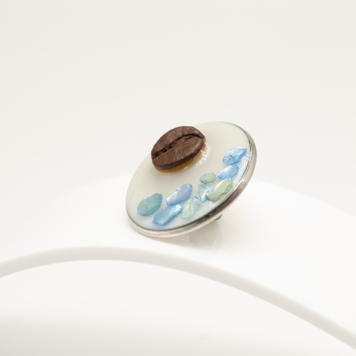 Broșă pin Coffee by the Sea rotundă cu bob de cafea și scoică albastră sidefată Bean Bling [2]