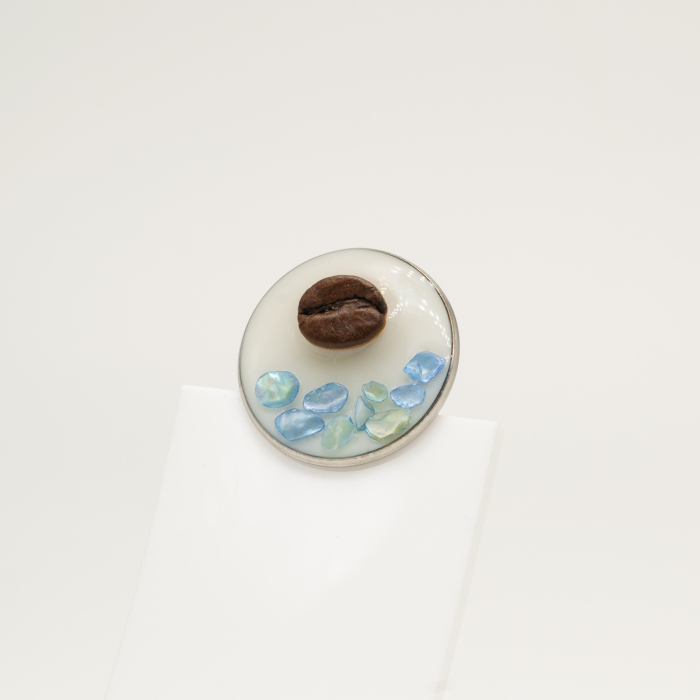 Broșă pin Coffee by the Sea rotundă cu bob de cafea și scoică albastră sidefată Bean Bling [3]