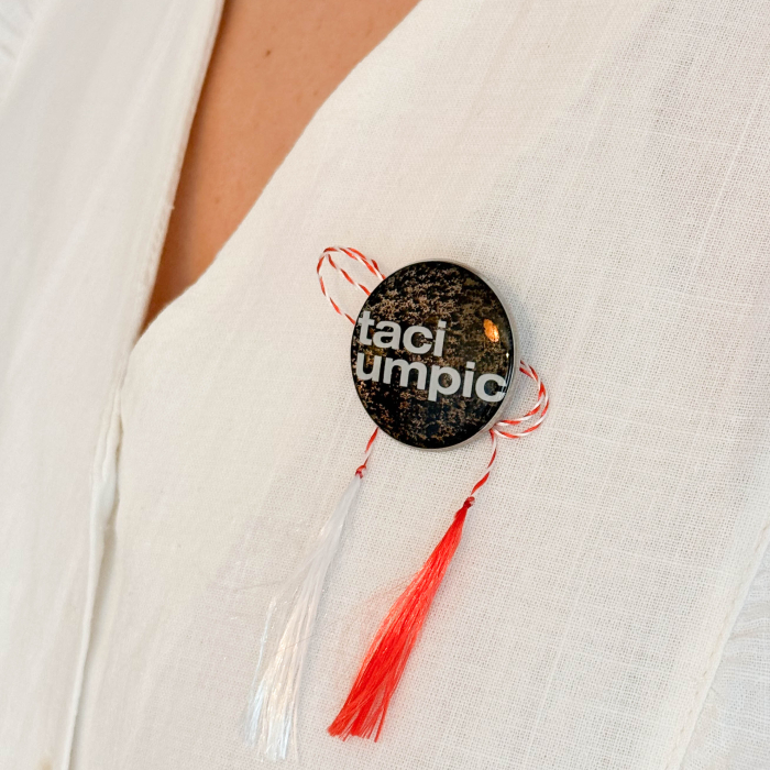 Mărțișor "taci umpic" pe fundal 'ScuZaț [3]