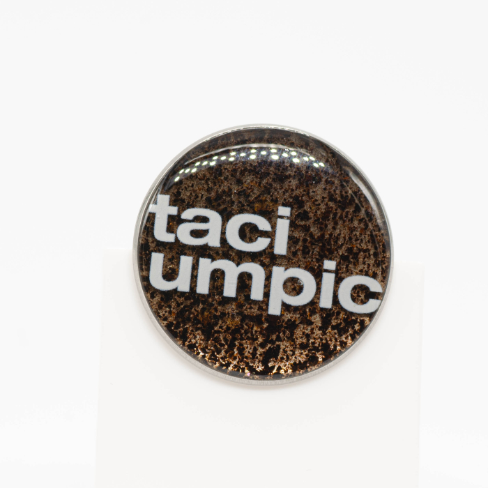 Pin "taci umpic" pe fundal 'ScuZaț [5]