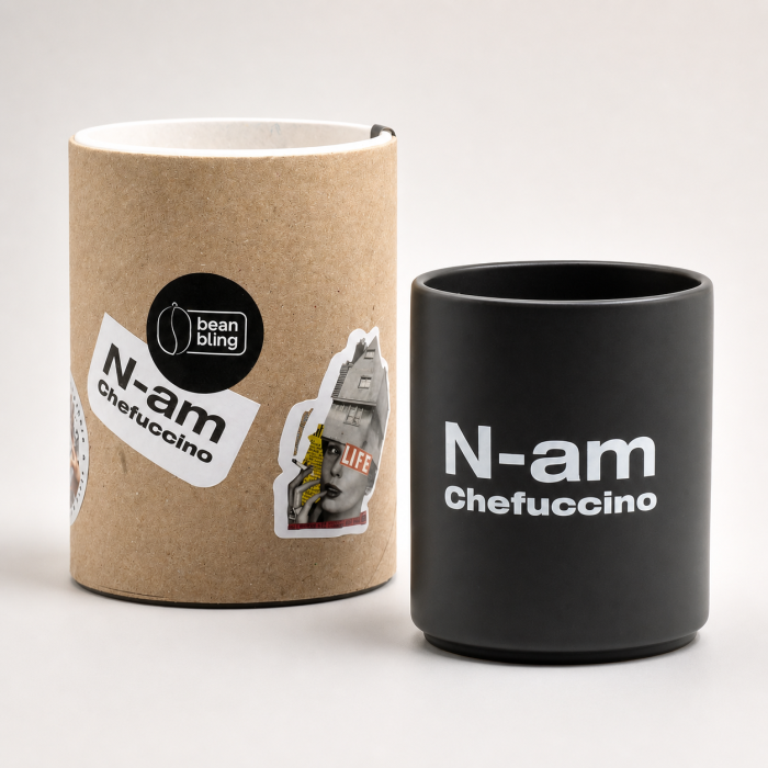 Pachet cadou „n-am chefuccino” cu cană ceramică mată, broșă pin și stikere UV BeanBling [3]