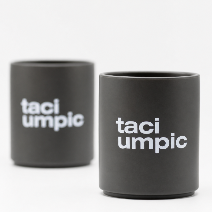 Pachet cadou „n-am chefuccino” x „taci umpic” cu 2 căni ceramice mate, broșă pin și stikere UV BeanBlingPachet cadou „n-am chefuccino” x „taci umpic” cu 2 căni ceramice mate, broșă pin și stikere UV BeanBling [12]