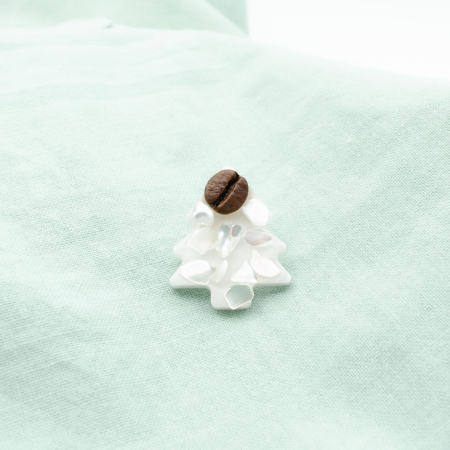 Brosa pin Brad de Craciun cu cu bob de cafea si scoica alba [3]