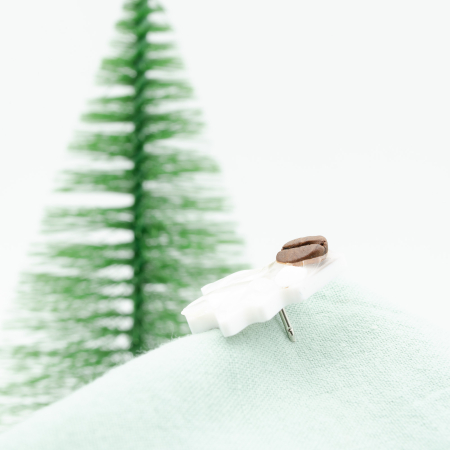 Brosa pin Brad de Craciun cu cu bob de cafea si scoica alba [2]