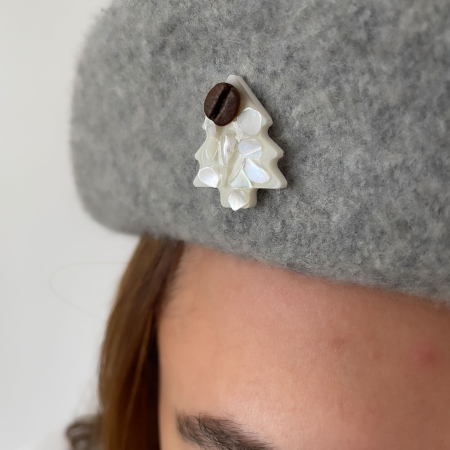 Brosa pin Brad de Craciun cu cu bob de cafea si scoica alba [7]