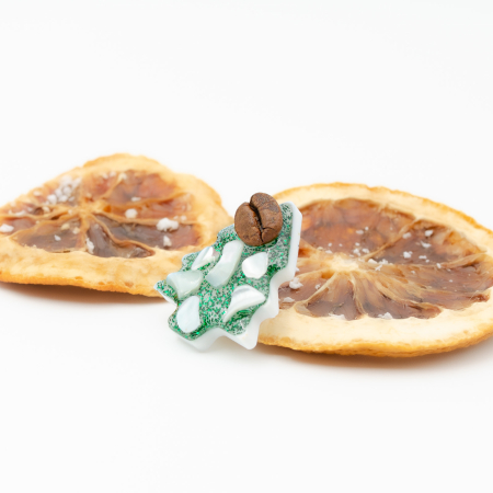 Colier Brad de Craciun verde cu cu bob de cafea si scoica alba [1]