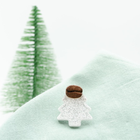 Brosa pin Brad de Craciun decorat cu bob de cafea si glitter argintiu [2]