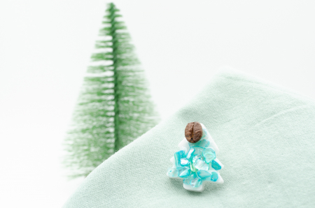 Brosa pin Brad de Craciun cu cu bob de cafea si scoica albastra [2]