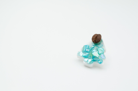 Brosa pin Brad de Craciun cu cu bob de cafea si scoica albastra [4]