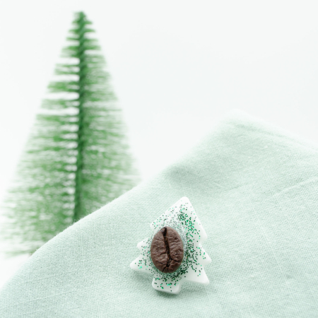 Brosa pin Brad de Craciun decorat cu bob de cafea si glitter verde [1]