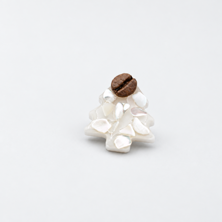 Brosa pin Brad de Craciun cu cu bob de cafea si scoica alba [8]