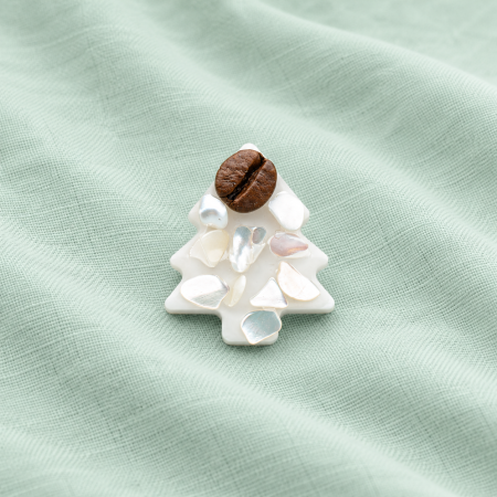 Brosa pin Brad de Craciun cu cu bob de cafea si scoica alba [9]
