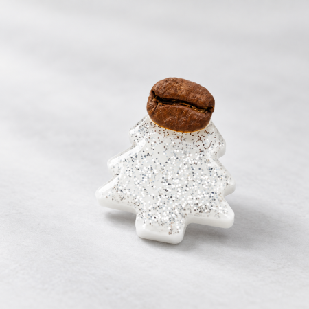 Brosa pin Brad de Craciun decorat cu bob de cafea si glitter argintiu [1]