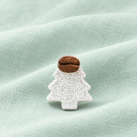 Brosa pin Brad de Craciun decorat cu bob de cafea si glitter argintiu [0]