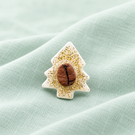 Bijuterii cu tematică de Crăciun - Brosa pin Brad de Craciun decorat cu bob de cafea si glitter auriu