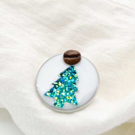 CADOURI DE CRACIUN - Brosa pin cu Brad de Craciun decorat cu bob real de cafea