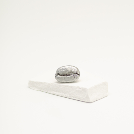 Broșă Pin - Broșă pin BOBreal Silver cu bob real de cafea pe fundal argintiu Bean Bling