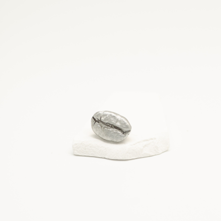 Broșă pin BOBreal Silver cu bob real de cafea pe fundal argintiu Bean Bling [3]