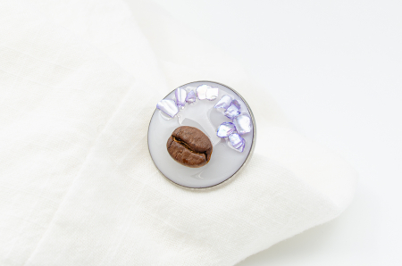 Broșă Pin - Broșă pin cu bob de cafea decorat cu bucati de scoica "Lavander"