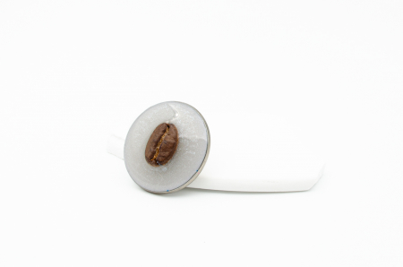 Broșă Pin - Broșă pin cu bob de cafea pe fundal alb perlat "Essence"