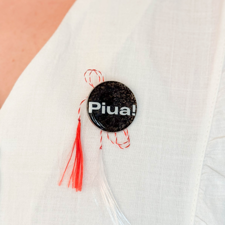 Mărțișor "Piua" pe fundal 'ScuZaț [2]