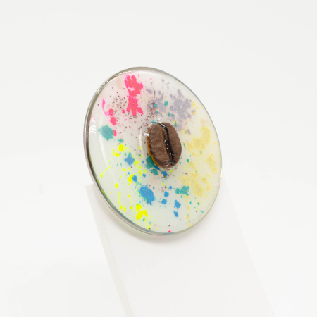 Broșă pin ColorRun rotundă cu bob de cafea și stropi de culoare Bean Bling [1]