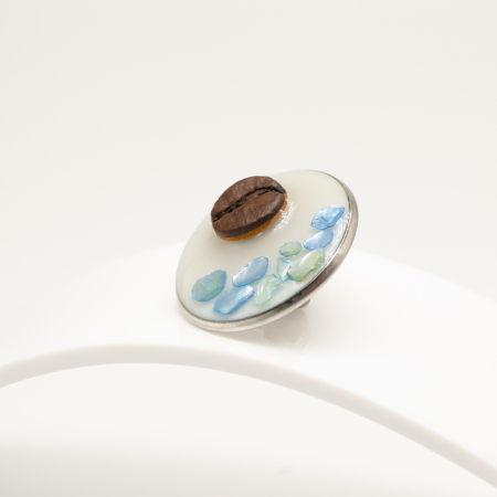 Broșă pin Coffee by the Sea rotundă cu bob de cafea și scoică albastră sidefată Bean Bling [1]