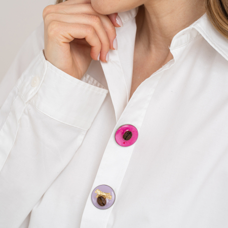 Broșă pin Authentique rotundă lila soft cu bob de cafea și foiță de aur Bean Bling [3]