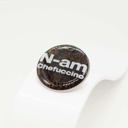 COLECȚIA Jewelry in a CUP - Pin "N-am Chefucinno" pe fundal 'ScuZaț