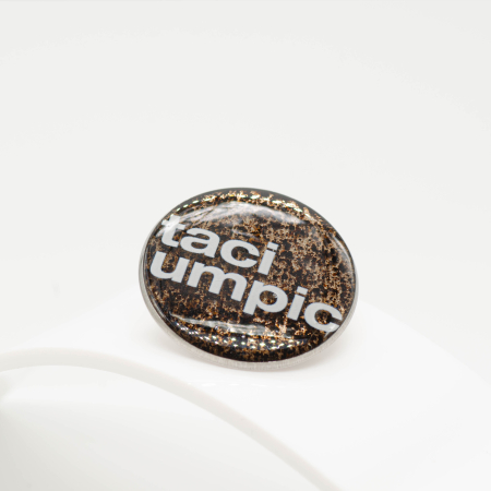 COLECȚIA Jewelry in a CUP - Pin "taci umpic" pe fundal 'ScuZaț