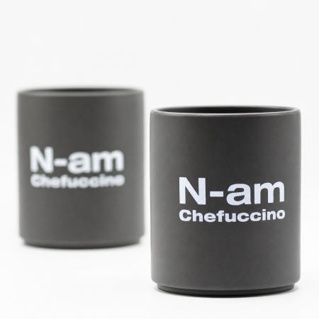 Pachet cadou „n-am chefuccino” cu cană ceramică mată, broșă pin și stikere UV BeanBling [1]