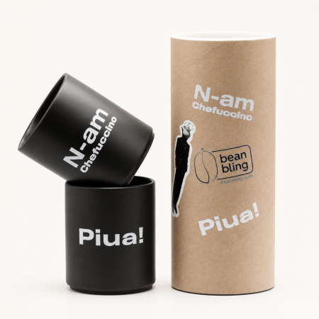 Pachet cadou „n-am chefuccino” x „piua” cu 2 căni ceramice mate, broșă pin și stikere UV BeanBling