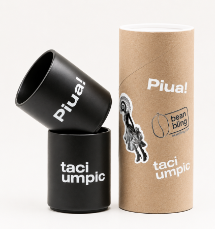 COLECȚIA Jewelry in a CUP - Pachet cadou „piua” x „taci umpic” cu 2 căni ceramice mate, broșă pin și stikere UV BeanBling