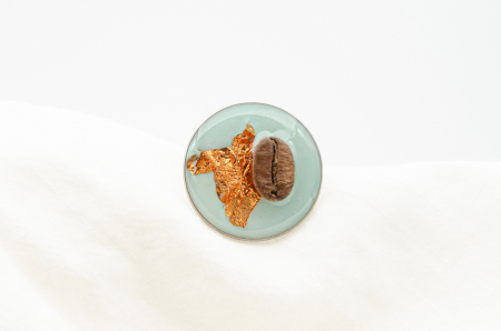 Broșă Pin - Broșă pin cu bob de cafea decorat cu foiță de cupru pe fundal contrastant "Delight"
