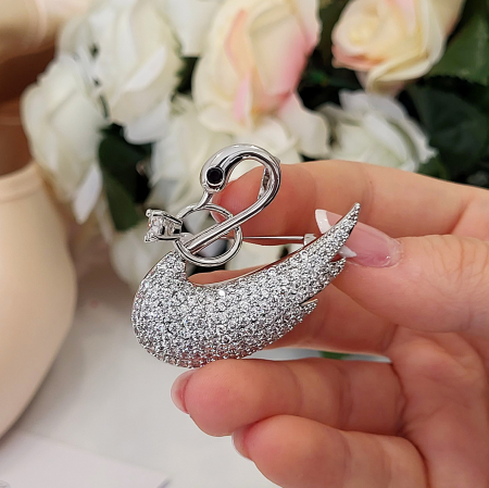 MARTIE - MARTISOR - Brosa Premium - placata cu aur, in forma de lebada cu cristale Swarovski