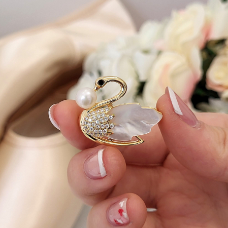 MARTIE - MARTISOR - Brosa Premium - placata cu aur, in forma de lebada cu cristale Swarovski, perla naturala si opal