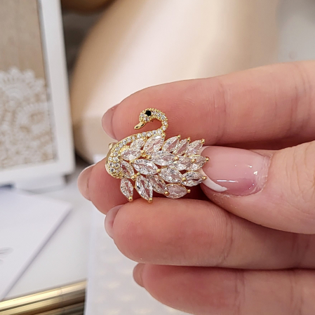 MARTIE - MARTISOR - Brosa Premium - placata cu aur, in forma de lebada cu cristale zirconiu si Swarovski