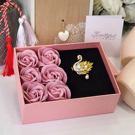 MARTIE - MARTISOR - Brosa Premium - placata cu aur, in forma de lebada cu cristale zirconiu, Swarovski si perla naturala