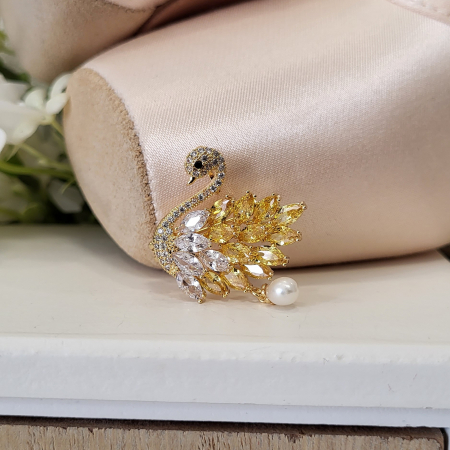 Brosa Premium - placata cu aur, in forma de lebada cu cristale zirconiu, Swarovski si perla naturala [3]