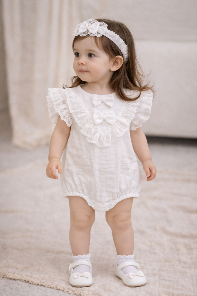 Body fetite alb din muselina cu dantela si fundite Kardesler [2]